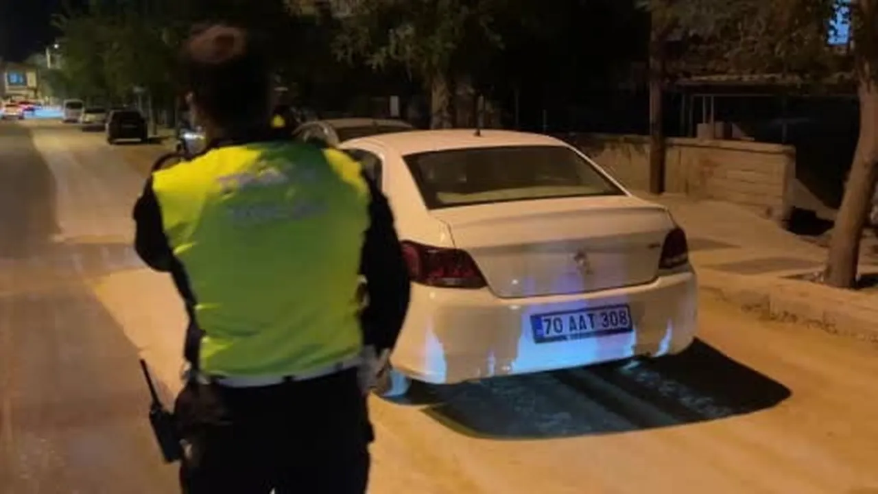 Elektrik hattı için kazılan çukura giren otomobilde hasar oluştu