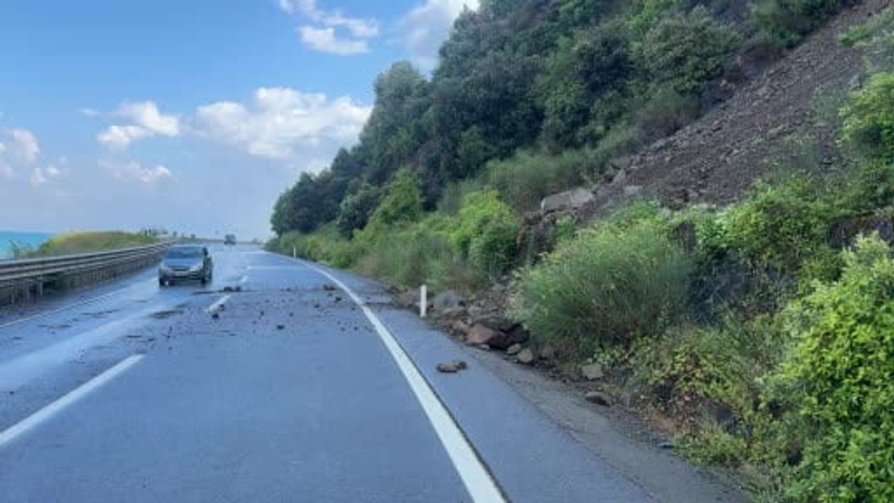 Alaplı-Akçakoca yolunda heyelan ulaşımı aksattı