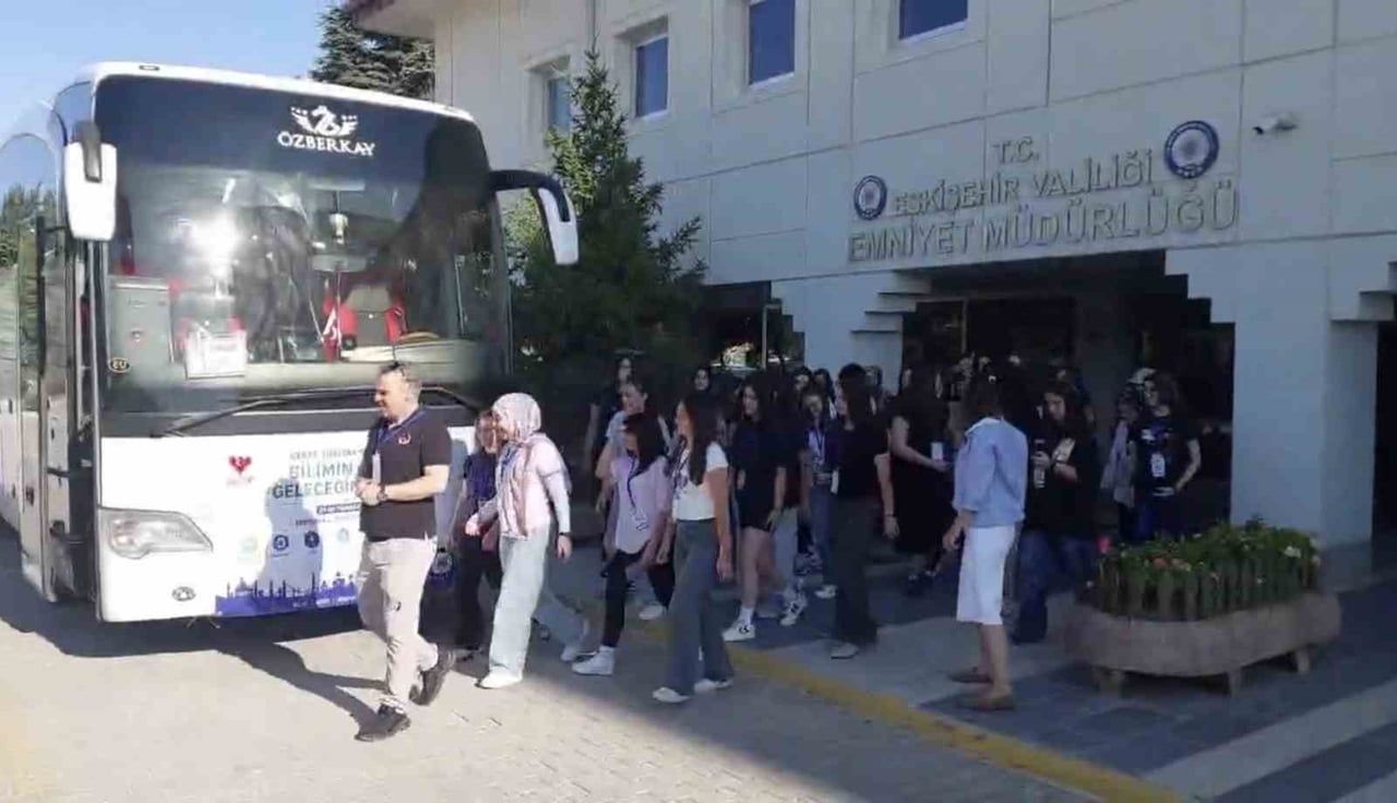ESKİŞEHİR'DEN 35 ÖĞRENCİNİN KATILIMIYLA KOCAELİ'DE DÜZENLENEN KAMP ETKİNLİĞİNDE GENÇLER HEM...