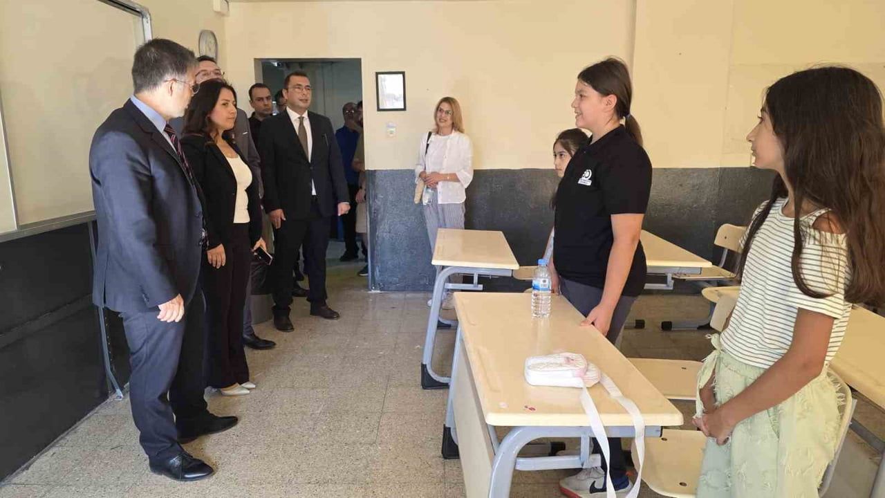 KAYMAKAM ÖZTÜRK, UYUM HAFTASINDA ÖĞRENCİLERLE BULUŞTU