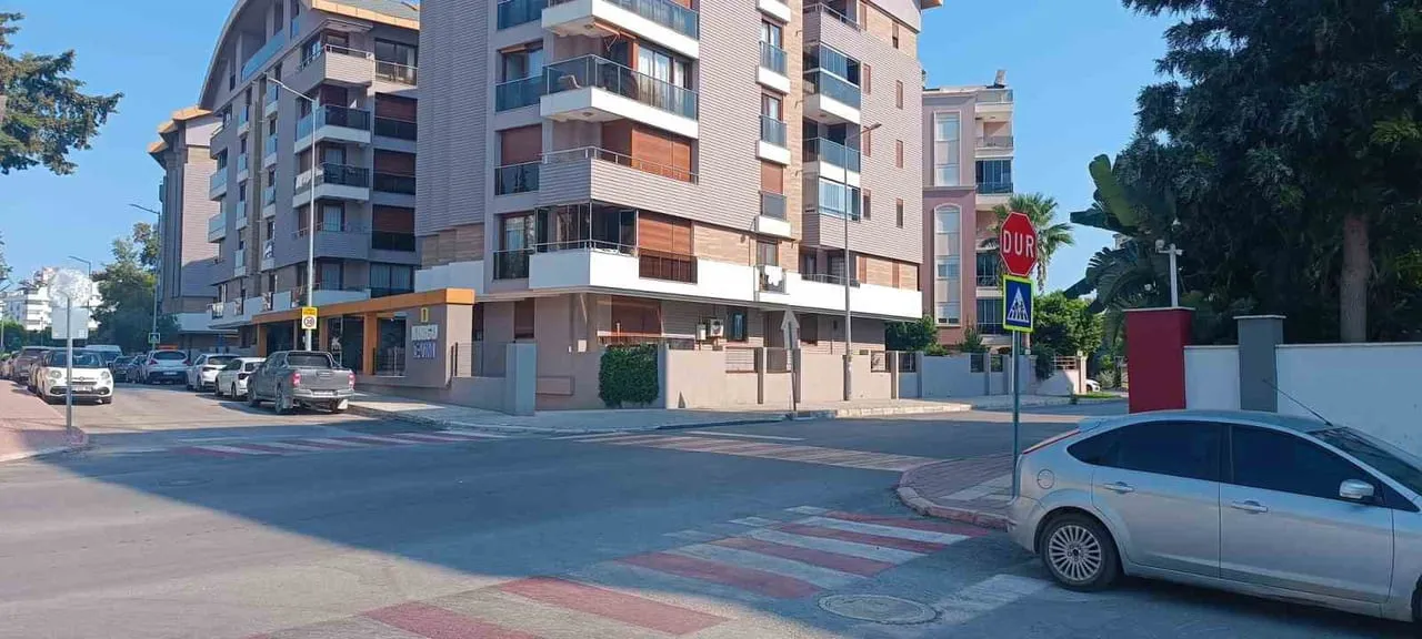 ANTALYA'NIN KONYAALTI İLÇESİ'NDE 25 AĞUSTOS'TA OKUL SERVİSİNDEN İNDİKTEN SONRA YOLUN KARŞISINA...