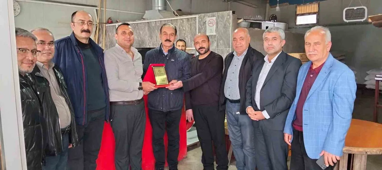FAZLA YARDIMI KABUL ETMEYEN ESNAFA ÖRNEK DAVRANIŞ PLAKETİ