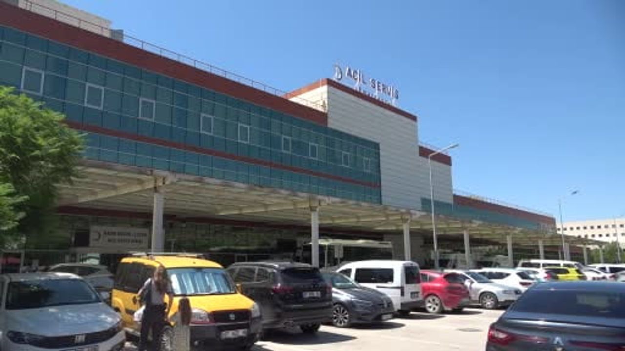 Hastane çevresinde yaşayan evsiz şahsın bankta cansız bedeni bulundu