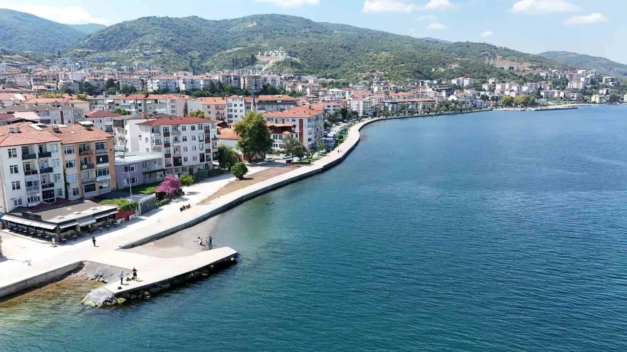GÖLCÜK'TE FIRTINALI HAVALARDA DENİZİN TAŞMASINI ENGELLEMEK AMACIYLA SAHİL BANDINA 200 METRE...