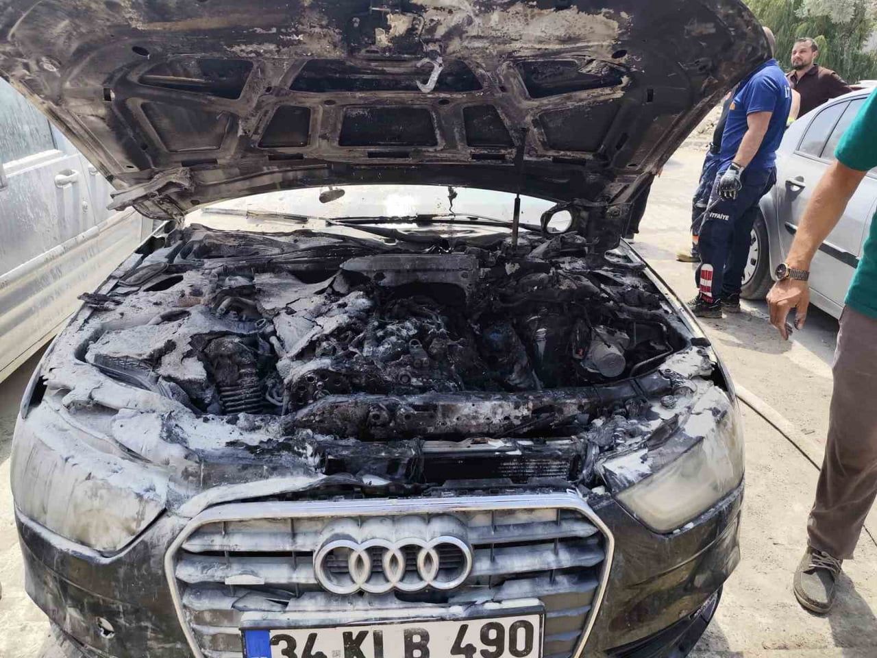 VAN’IN TUŞBA İLÇESİNDE PARK HALİNDE OLAN VE MOTORU YANMAYA BAŞLAYAN OTOMOBİL, İTFAİYE EKİPLERİ...