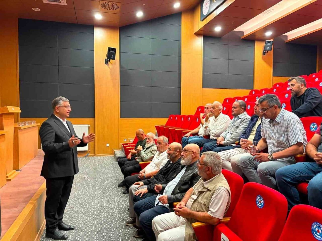 DPÜ REKTÖRÜ KIZILTOPRAK, KÜTAHYALI ESNAFLARLA BİR ARAYA GELDİ