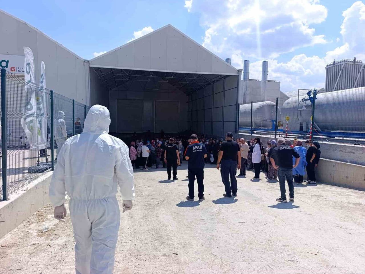 AFYONKARAHİSAR'DAKİ BİR SERADA YAPILAN İLAÇLAMA SIRASINDA, İLK BELİRLEMEYERE GÖRE YAKLAŞIK 40...
