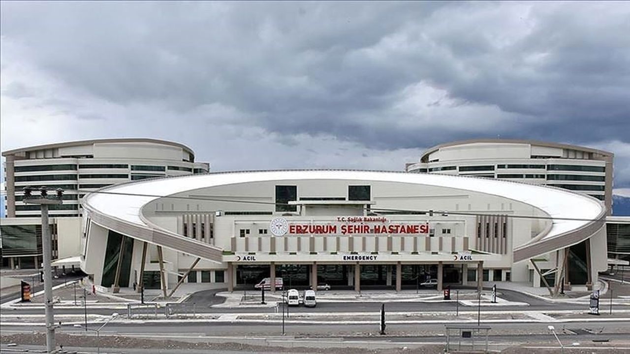 ERZURUM ŞEHİR HASTANESİ, GÜN İÇİNDE HASTANEYE GİDEMEYEN VATANDAŞLAR İÇİN BAŞLATTIĞI "AKŞAM...