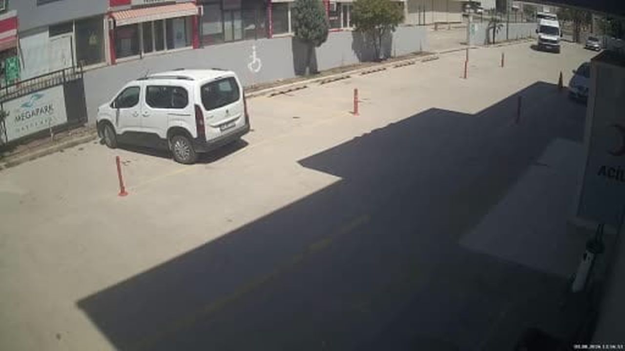 Kalbi iki kez duran hasta, kendisini hayata döndüren doktoruna çiçekle teşekkür etti