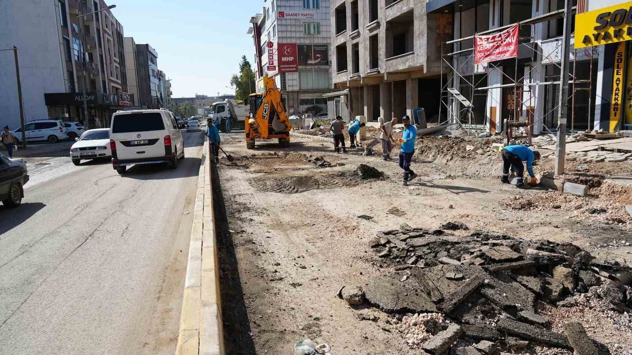 ADIYAMAN’DA ALTYAPI ÇALIŞMALARI TAMAMLANAN ZEY CADDESİ’NDE ASFALT SERİMİNE BAŞLANDI.