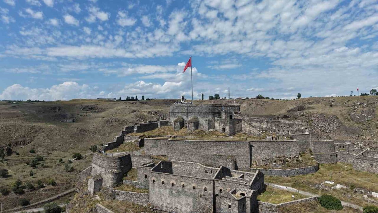 KARS’IN ZİRVESİNDE YAKLAŞIK 900 YILDIR YÜKSELEN KARS KALESİ, GÖRKEMLİ SİLUETİ VE KÖKLÜ GEÇMİŞİYLE...