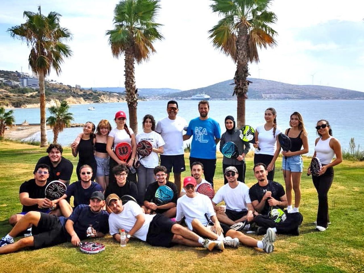 ÇEŞME’DE ÜNİVERSİTE ÖĞRENCİLERİ PADEL SPORUYLA BULUŞTU