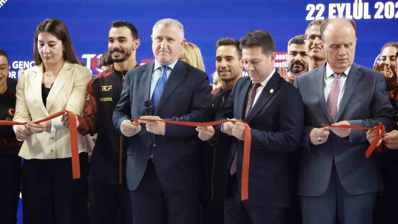 AÇILIŞA BAKAN BAK'IN YANI SIRA SİNCAN BELEDİYE BAŞKANI MURAT ERCAN, TÜRKİYE VOLEYBOL FEDERASYONU...