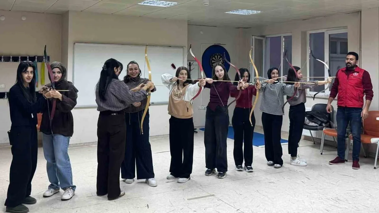 GENÇLİK MERKEZİNDE OKÇULUK EĞİTİMLERİ SÜRÜYOR