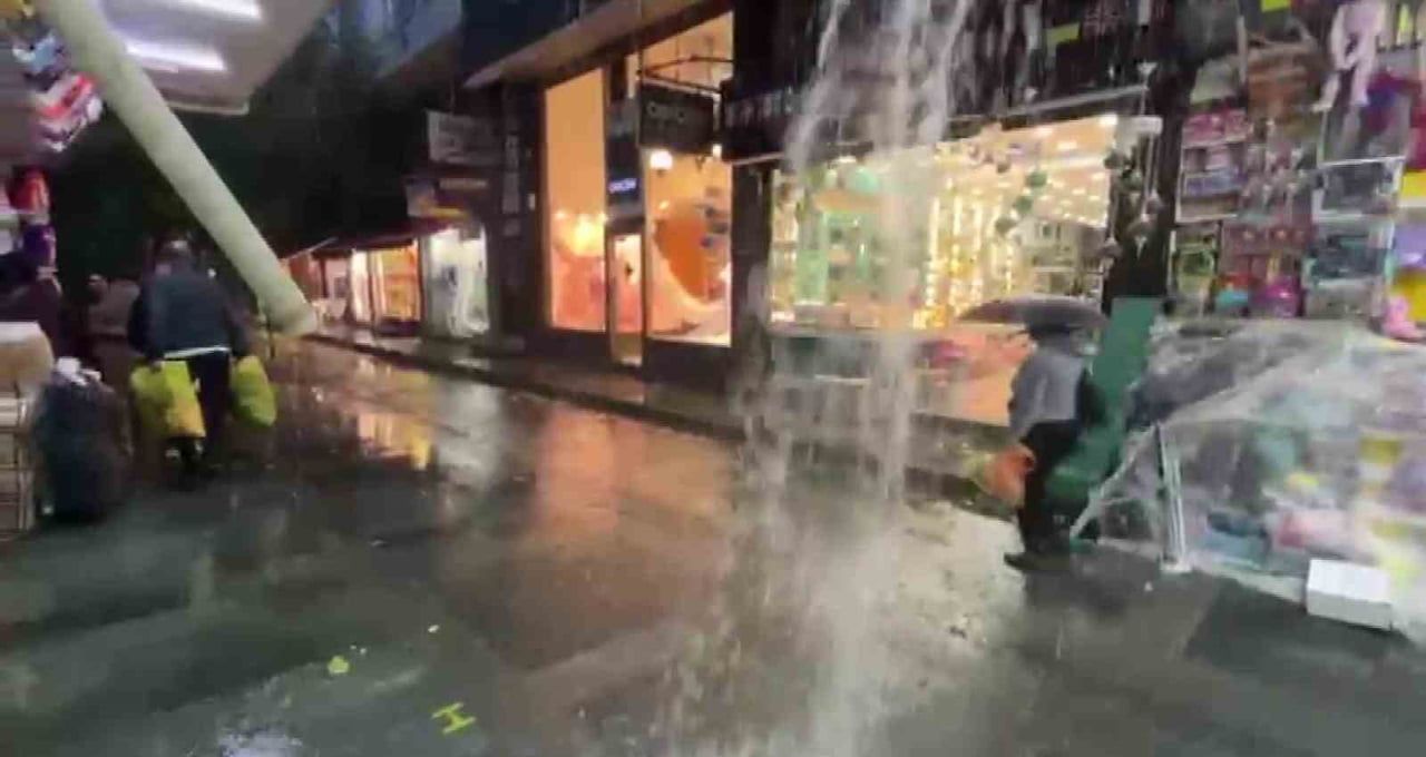ANTALYA'DA AKŞAM SAATLERİNDE ETKİSİNİ ARTTIRAN SAĞANAK YAĞIŞ HAYATI OLUMSUZ ETKİLEDİ. YOLLAR SU...