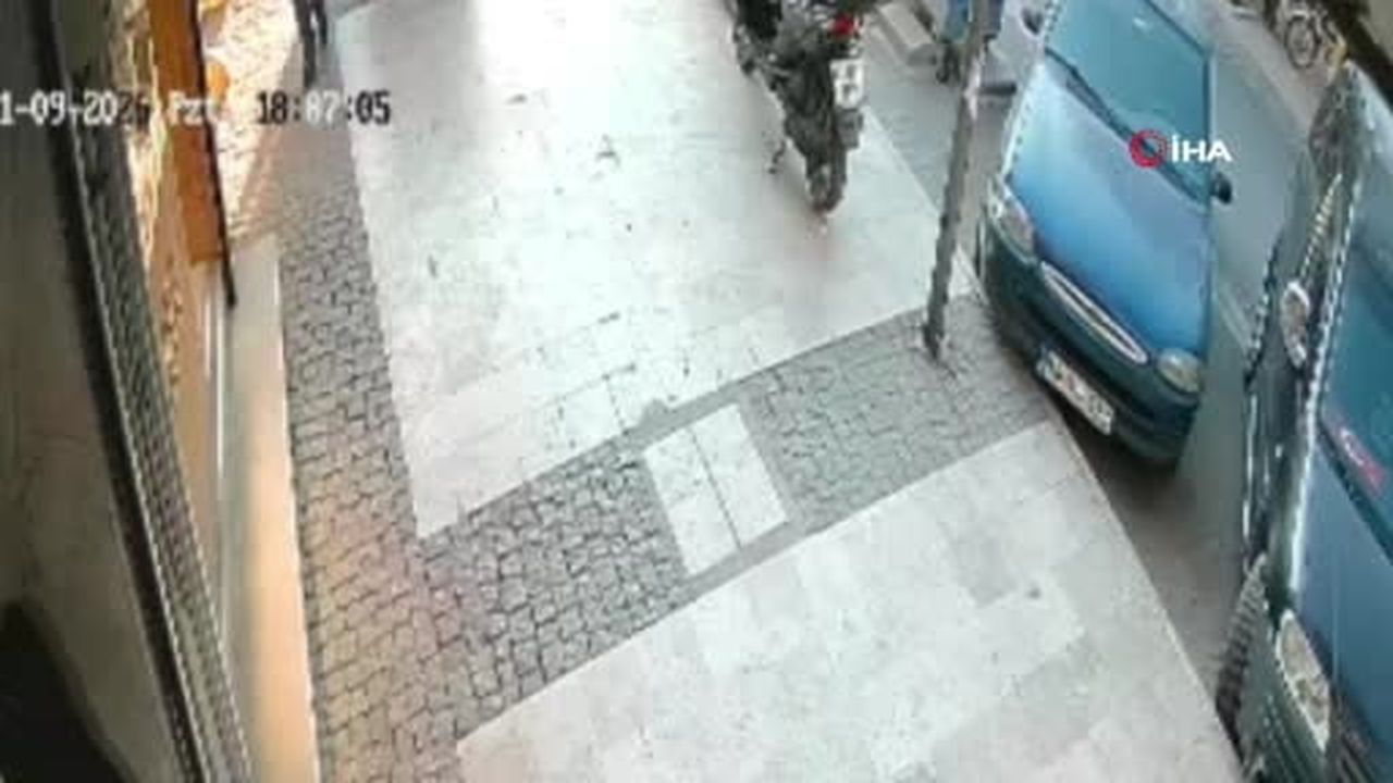 Manisa’da kuyumcu dükkanında silahlı soygun girişimi kamerada: 2 yaralı