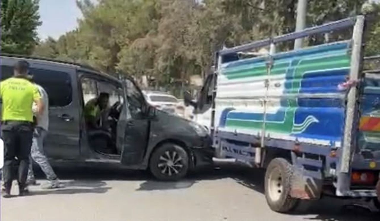 EDİNİLEN BİLGİYE GÖRE, HAFİF TİCARİ ARAÇ İLE KAMYONET ÇARPIŞTI.