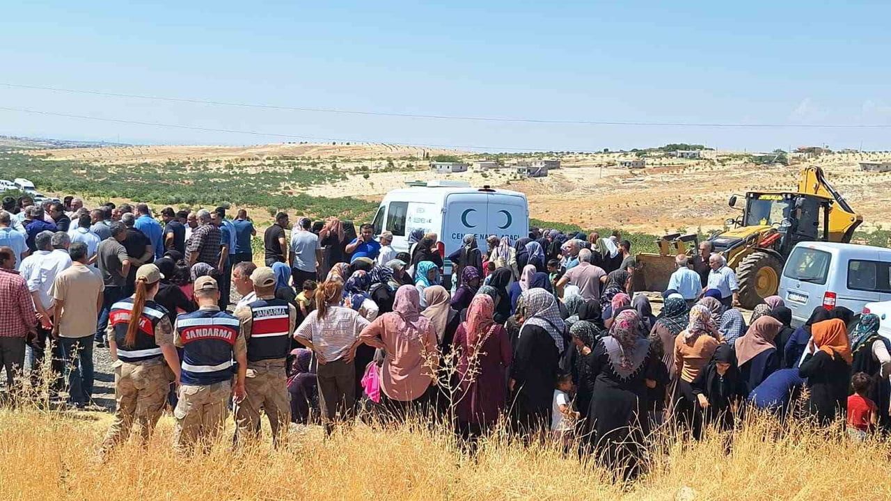 ŞANLIURFA'DA MEYDANA GELEN TRAFİK KAZASINDA HAYATINI KAYBEDEN 3 KUZEN YAN YANA DEFNEDİLDİ.