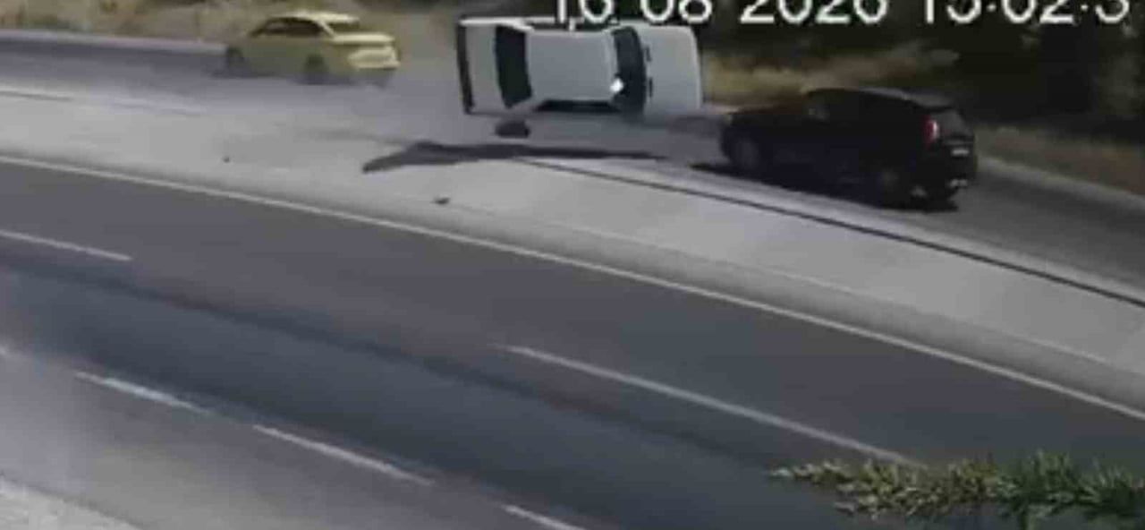 KONYA'DA SEYİR HALİNDEKİ BİR OTOMOBİL KAYARAK YOLDAN ÇIKARKEN, ARACIN KOPAN PARÇASI YOLA DOĞRU...