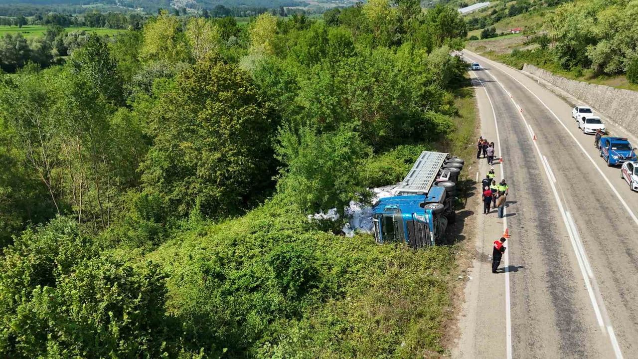 SİNOP'TA UN YÜKLÜ TIRIN VİRAJDA KONTROLDEN ÇIKARAK YAN YATMASI SONUCU MEYDANA GELEN KAZADA ARAÇTA...