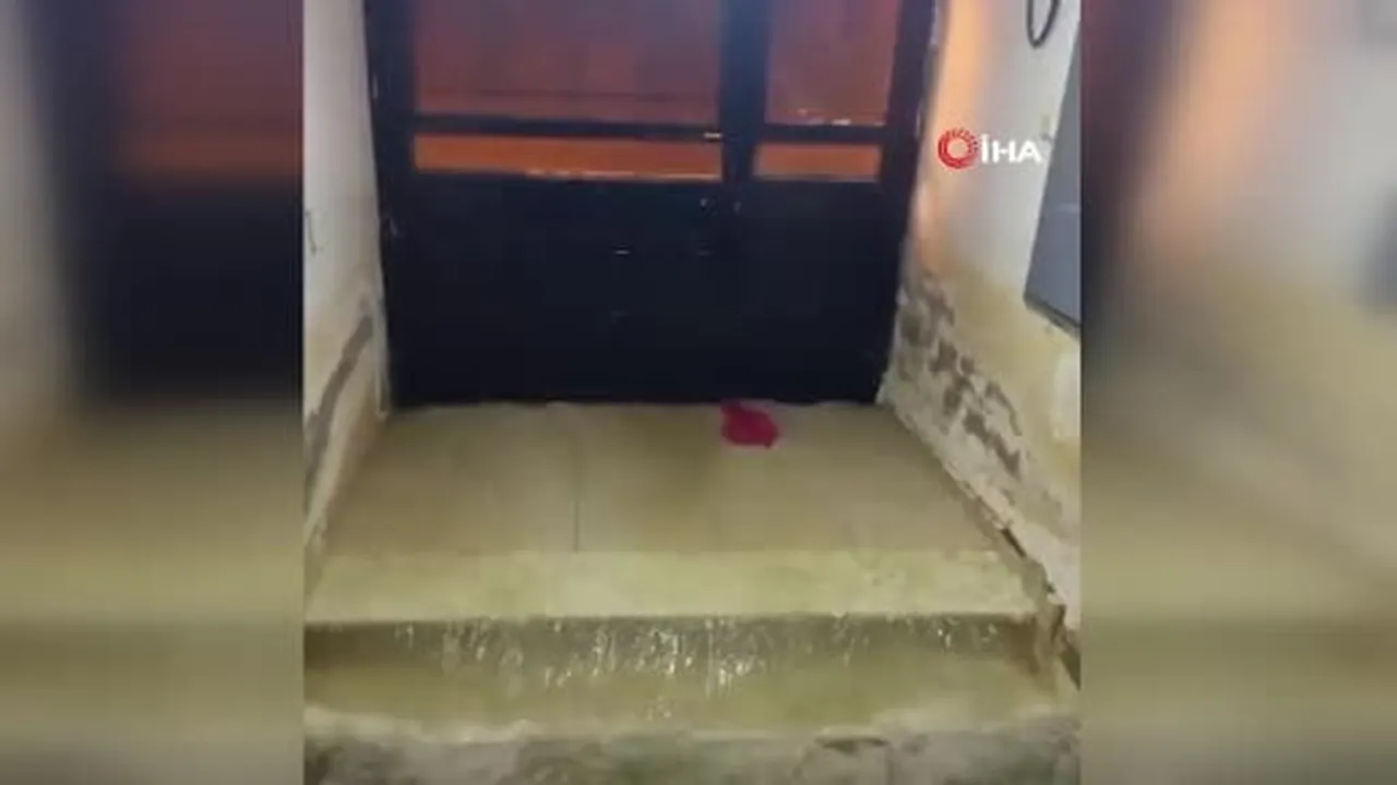 Kuvvetli sağanak ilçede su baskınlarına sebep oldu