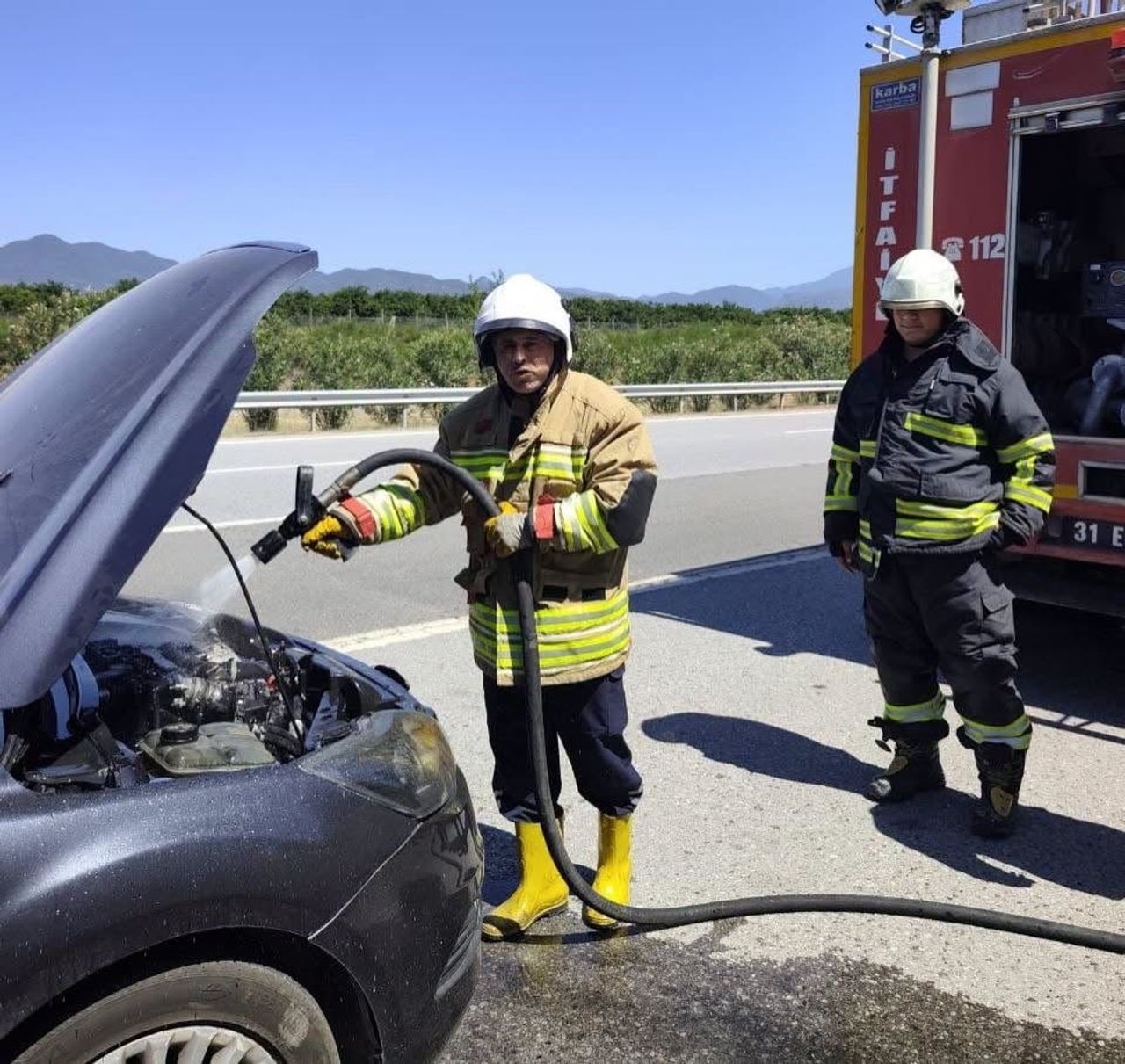 HATAY'DA SEYİR HALİNDEYKEN MOTOR KISMINDAN ALEVLER YÜKSELEN OTOMOBİLDE ÇIKAN YANGIN, İTFAİYE...
