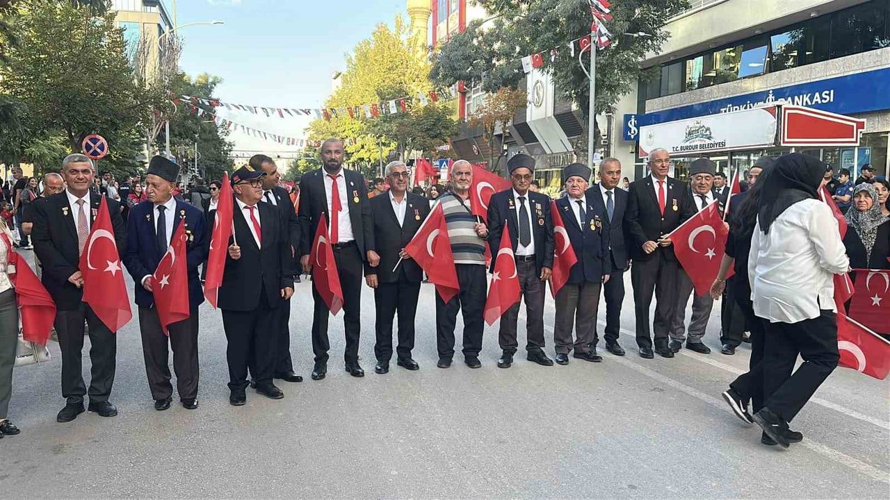 BURDUR'DA 19 EYLÜL GAZİLER GÜNÜ DOLAYISIYLA KAHRAMANLARLA KARDEŞLİK YÜRÜYÜŞÜ...