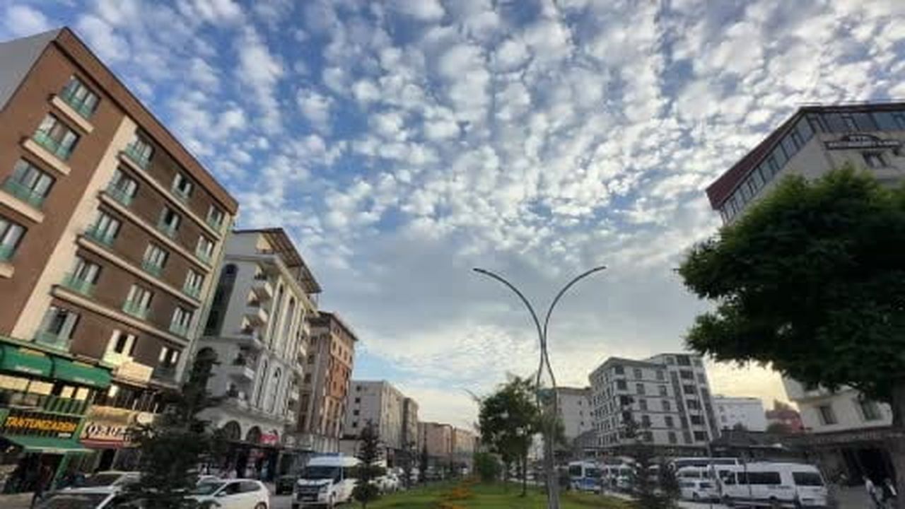 Yüksekova'da 'Sirrokümülüs bulutları' görsel şölen sundu