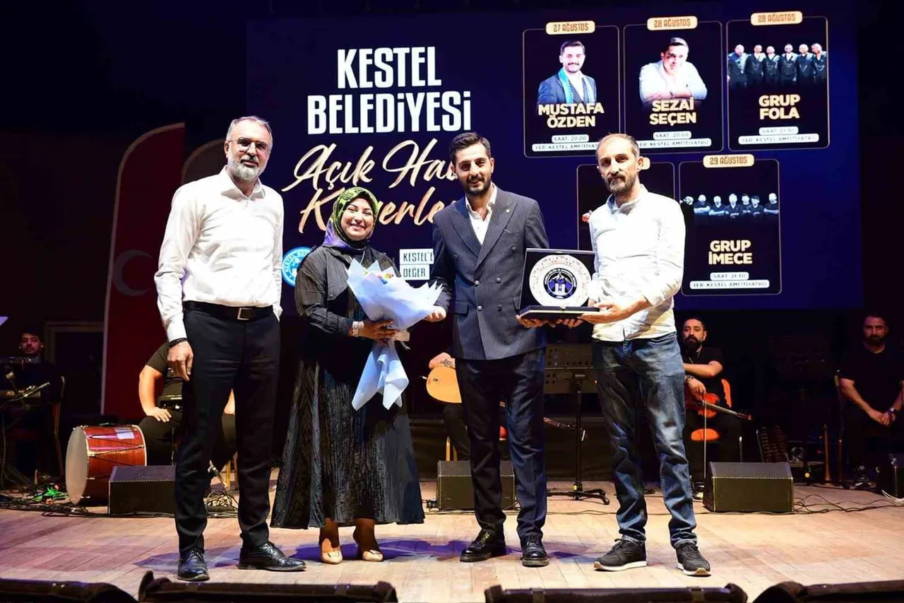KESTEL BELEDİYESİ TARAFINDAN DÜZENLENEN AÇIK HAVA KONSERLERİ, MUSTAFA ÖZDEN KONSERİYLE RENKLİ...