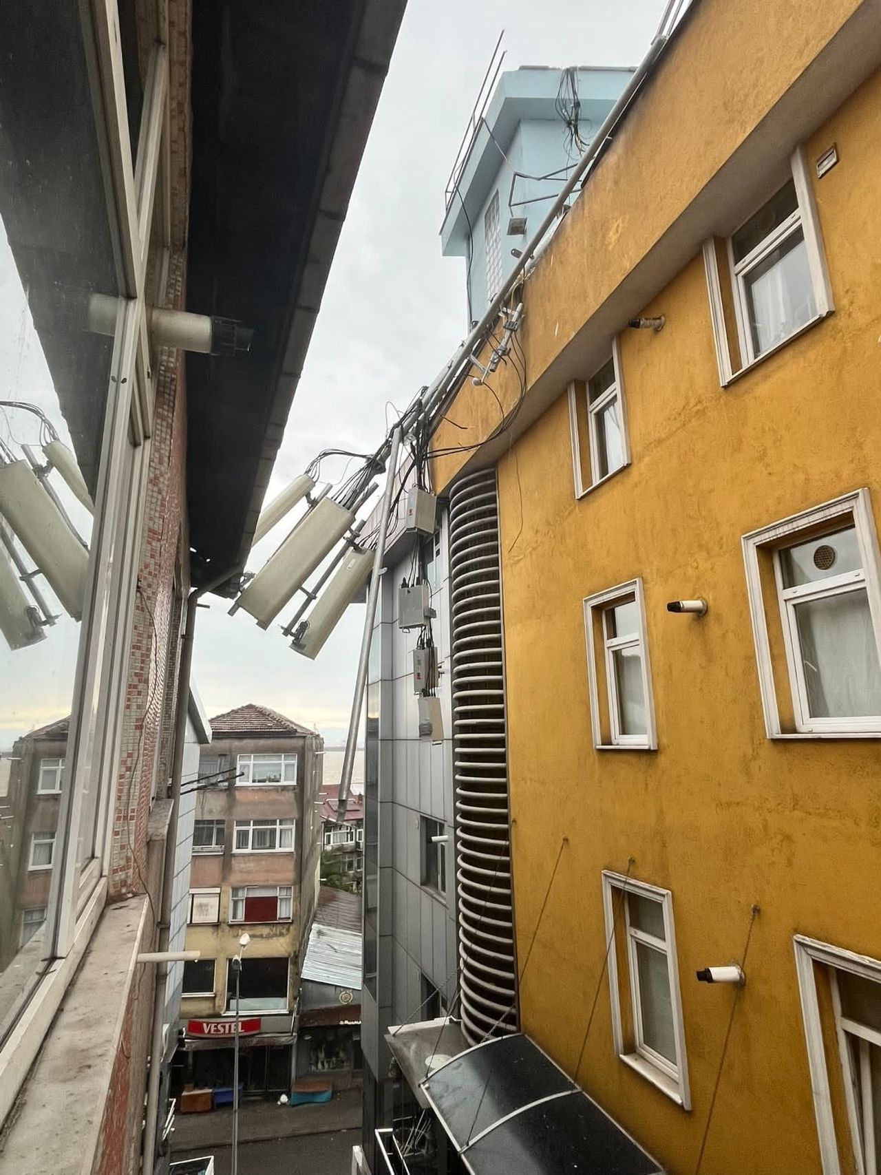 ZONGULDAK’IN KARADENİZ EREĞLİ İLÇESİNDE KUVVETLİ RÜZGAR NEDENİYLE BİR APARTMANIN ÇATI KATINDA...