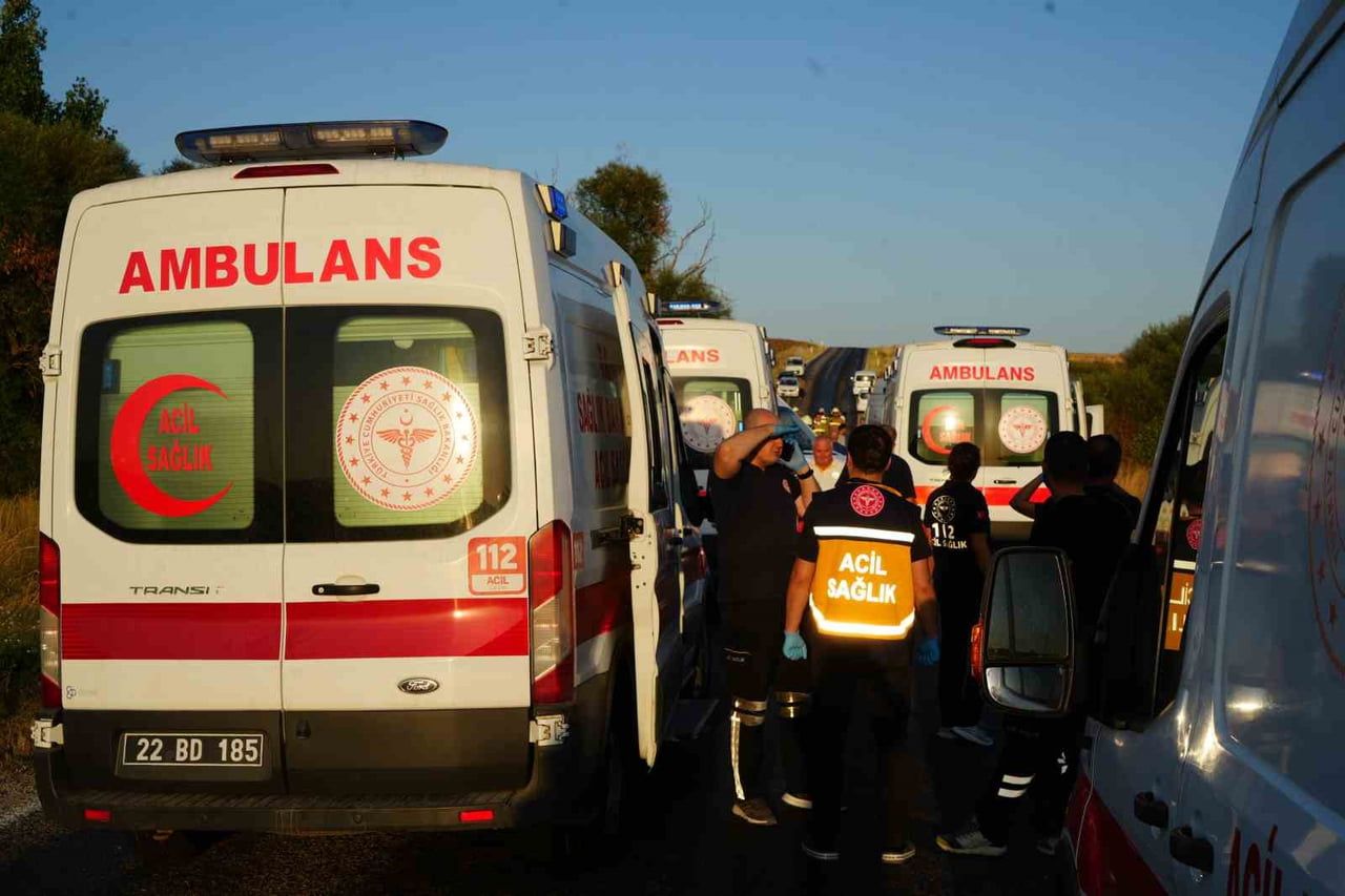EDİRNE’DE SERVİS MİNİBÜSÜ İLE HAFİF TİCARİ ARAÇ ÇARPIŞTI: 6 YARALI