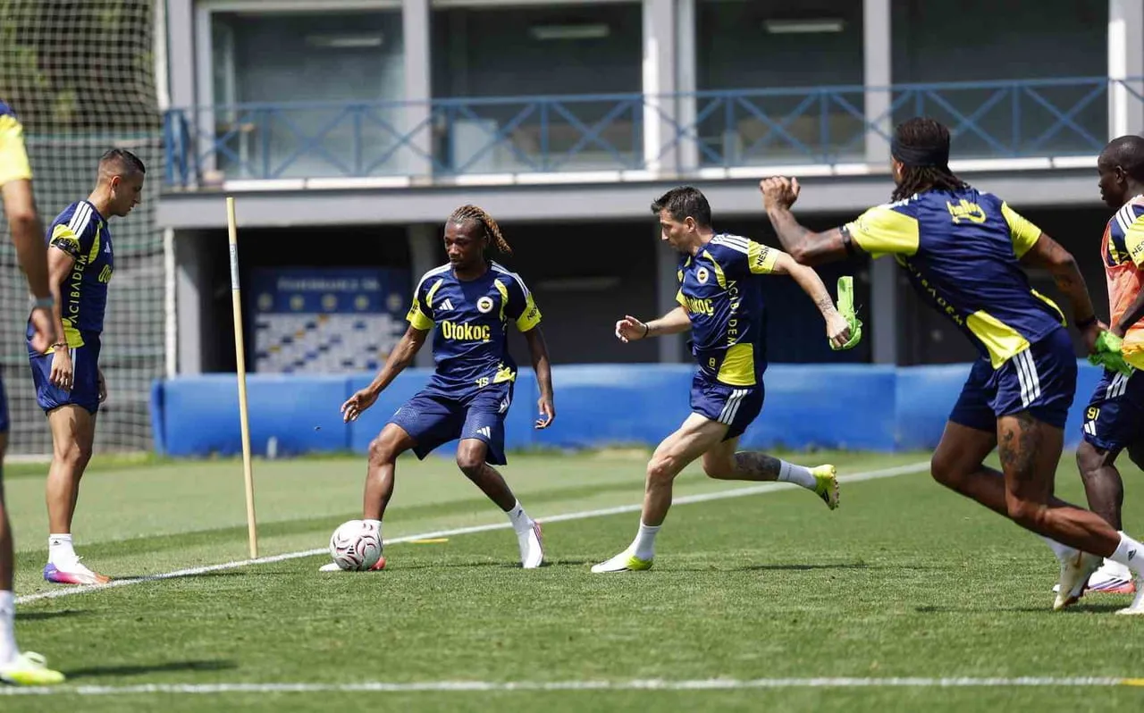 FENERBAHÇE, SALI AKŞAMI SAHASINDA FRANSIZ EKİBİ OLYMPİQUE LYON İLE OYNAYACAĞI UEFA ŞAMPİYONLAR...