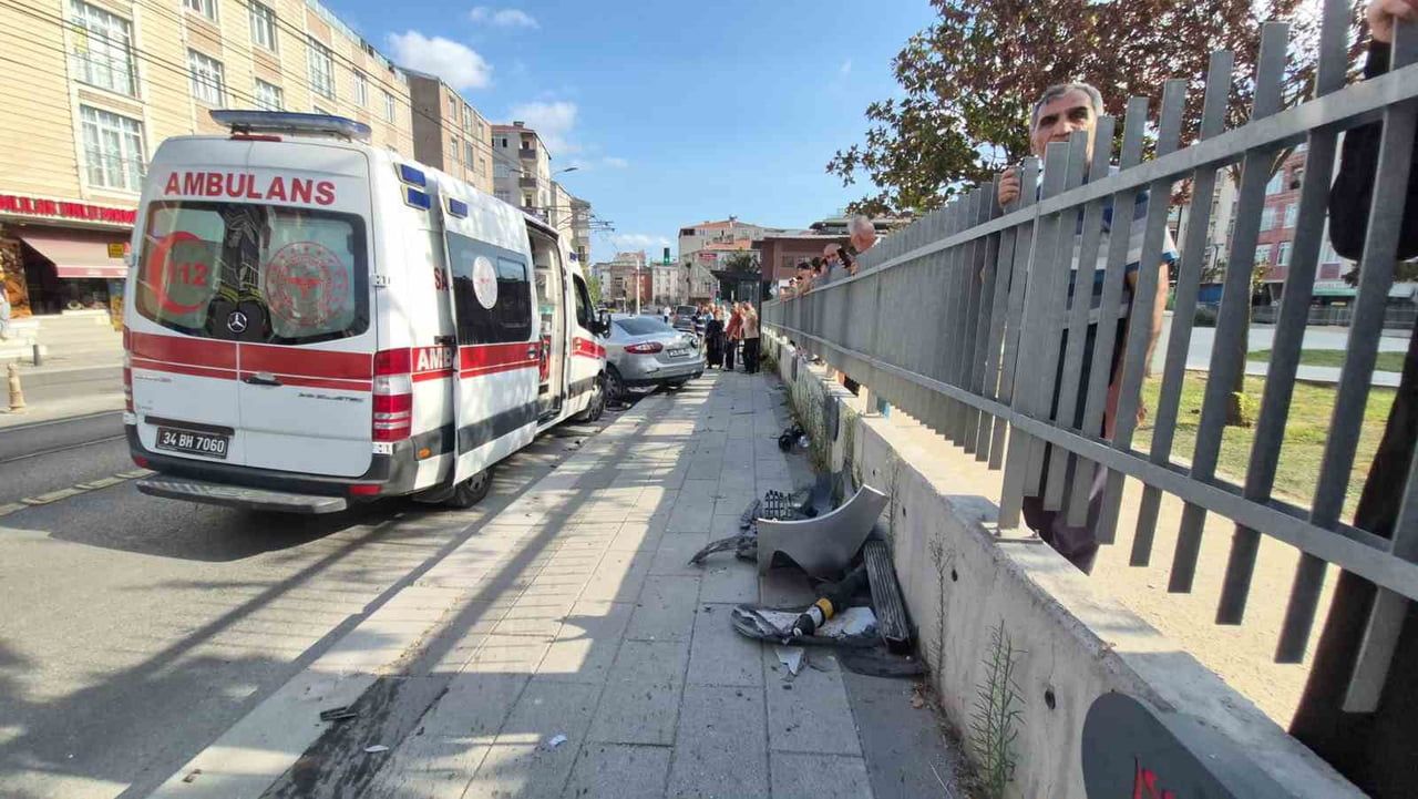 GÜNGÖREN’DE SÜRÜCÜSÜNÜN DİREKSİYON HAKİMİYETİNİ KAYBETTİĞİ OTOMOBİL, KALDIRIMA ÇIKARAK YAYALARA...