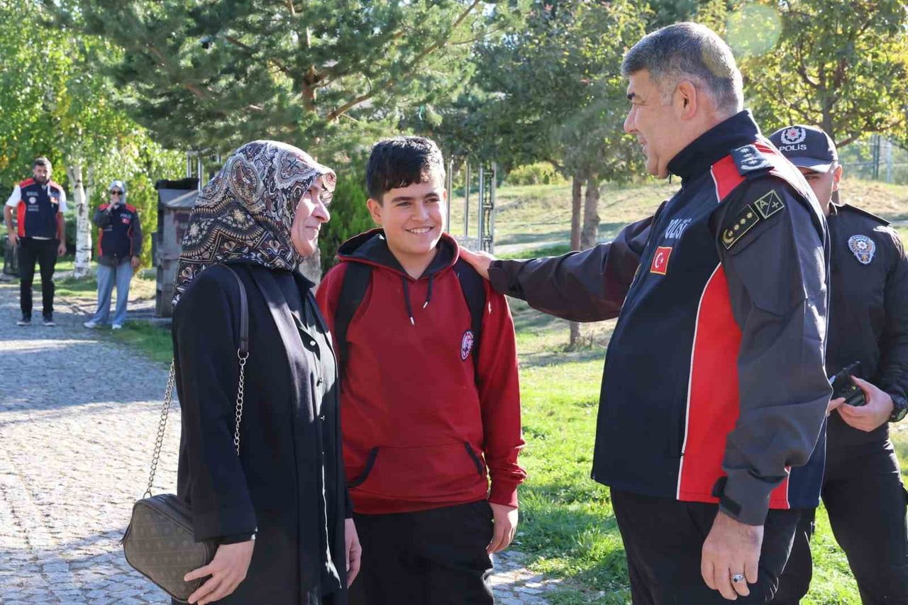 ERZURUM İL EMNİYET MÜDÜRÜ ONUR KARABURUN, 2026-2027 EĞİTİM-ÖĞRETİM YILI’NIN BAŞLAMASI DOLAYISIYLA...