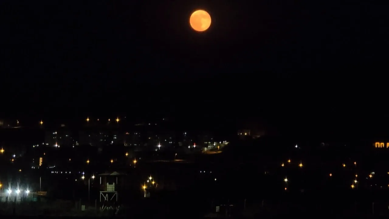VAN SEMALARINDA GECEYİ AYDINLATAN DOLUNAY, ORTAYA ÇIKARDIĞI EŞSİZ MANZARAYLA GÖRENLERİ...