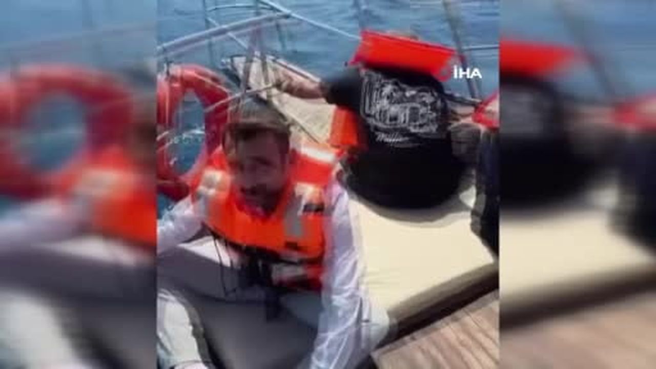 Kuzey Kıbrıs Türk Cumhuriyeti (KKTC) Başbakanı Ünal Üstel, gemi kazasının ardından geldiği Girne...