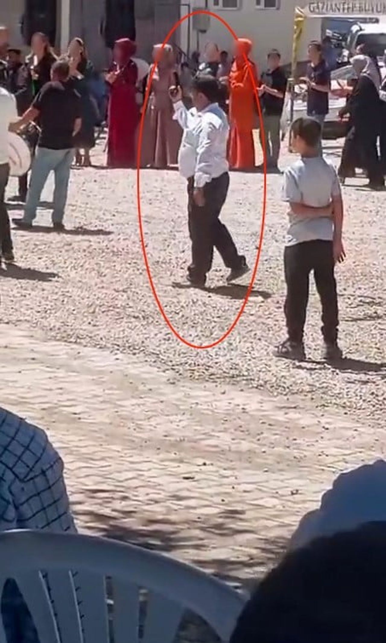 YENİCELİ MAHALLESİ’NDE DÜZENLENEN BİR DÜĞÜN TÖRENİNE KATILAN MAHALLE MUHTARI, BELİNDEKİ TABANCAYI...