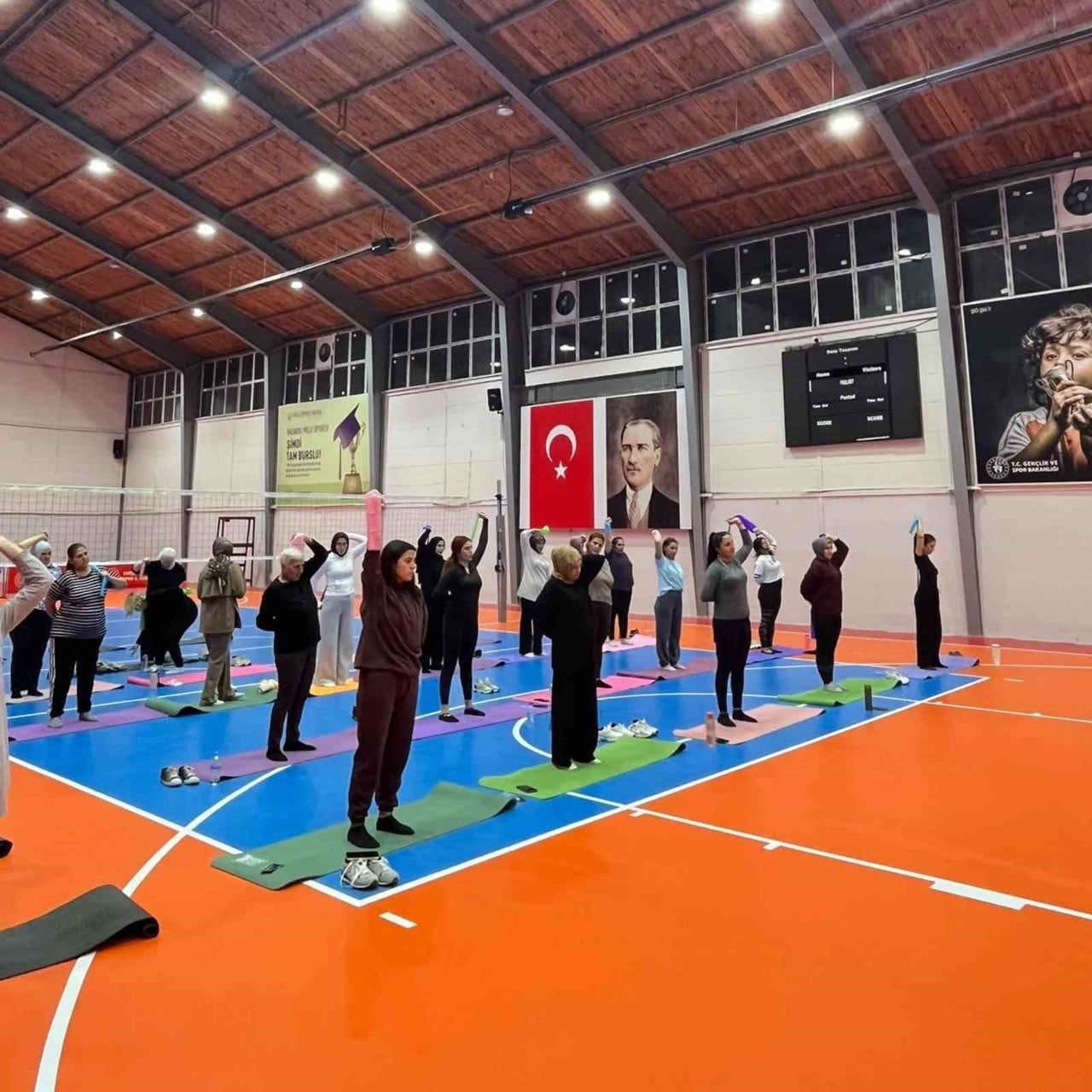 ESKİŞEHİR'İN SİVRİHİSAR İLÇESİNDE KADINLARA YÖNELİK BAŞLATILAN PİLATES KURSUNA 57 KADIN KATILIM...