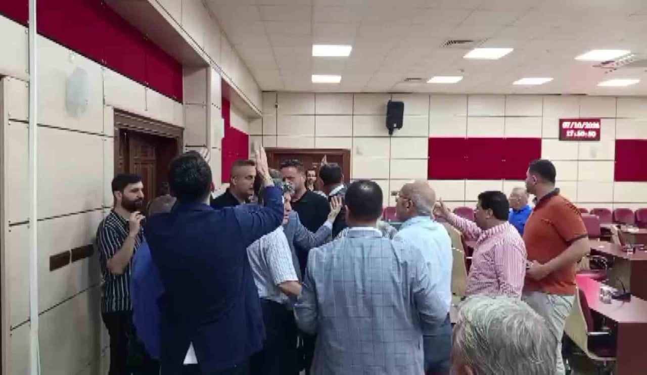 YÜREĞİR BELEDİYE MECLİSİ'NİN EKİM AYI OTURUMUNDA CHP'Lİ MECLİS ÜYELERİ ERTAN SÜMER İLE ZEYCAN...