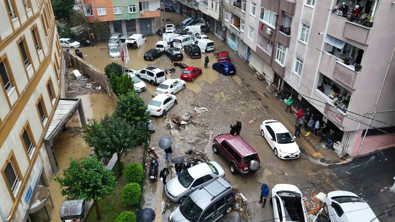 SARIYER'DE ŞİDDETLİ YAĞIŞIN YOL AÇTIĞI HASAR HAVADAN GÖRÜNTÜLENDİ