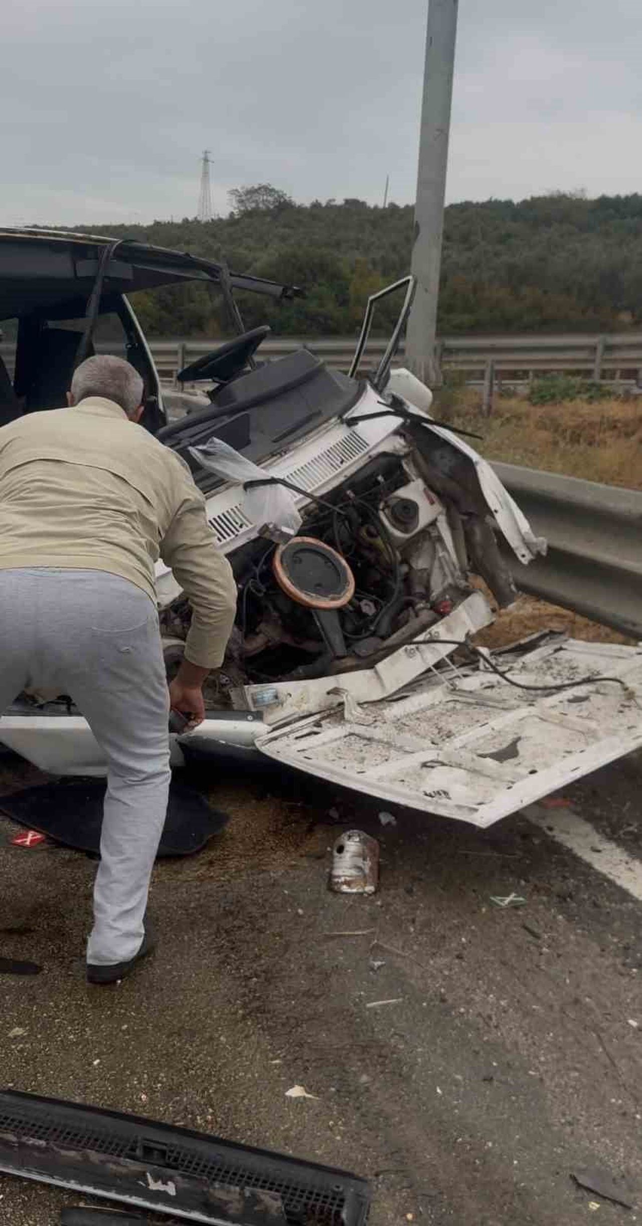 BURSA'DA DİREKSİYON HAKİMİYETİNİ KAYBEDEN OTOMOBİL SÜRÜCÜSÜ REFÜJE ÇARPTI. YAŞANAN KAZADA OTOMOBİL...