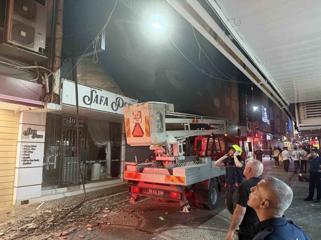 AYDIN'IN EFELER İLÇESİNDE YENİ AÇILACAK BİR ALIŞVERİŞ MERKEZİNDEKİ TADİLAT SIRASINDA ÇIKAN YANGIN...