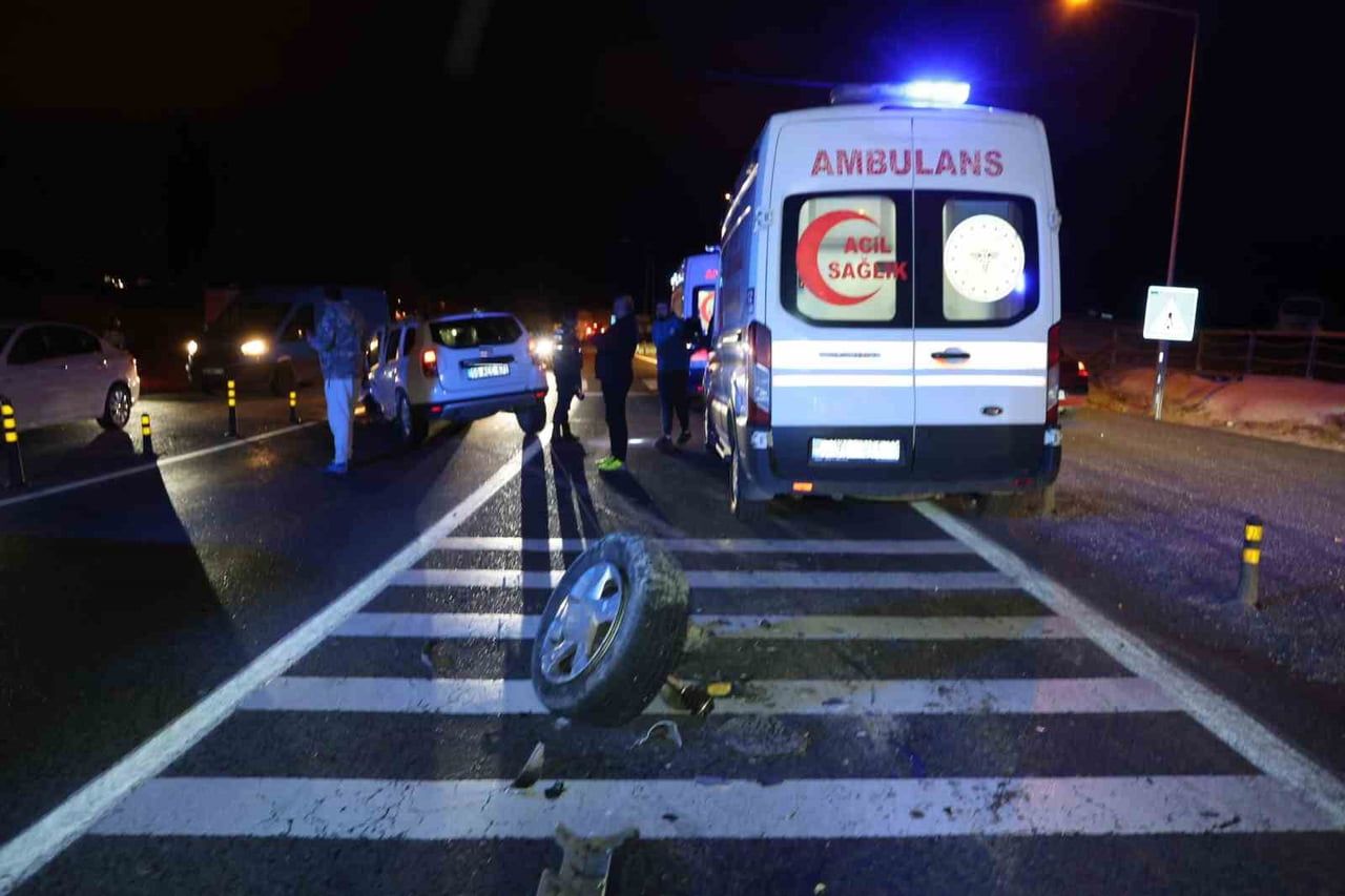 NEVŞEHİR'DE İKİ OTOMOBİLİN KAFA KAFAYA ÇARPIŞMASI SONUCU MEYDANA GELEN TRAFİK KAZASINDA, 3'Ü ÇİNLİ...