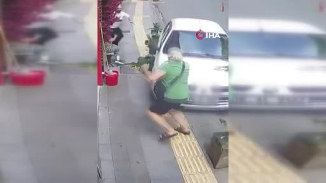 El freni unutulan otomobil kaldırıma çıktı, yaya ezilmekten son anda kurtuldu