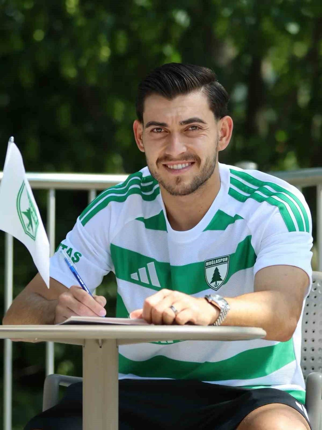 26 YAŞINDAKİ MERKEZ ORTA SAHA OYUNCUSU ALİ KAAN GÜNEREN