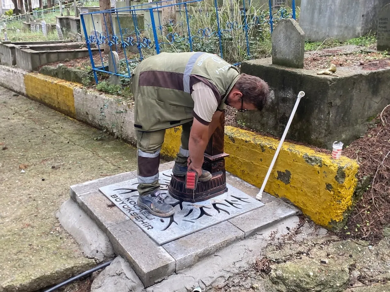 KOCAELİ GENELİNDEKİ MEZARLIKLARDA VATANDAŞLARIN KABİR ZİYARETLERİ SIRASINDA SU İHTİYACINI...