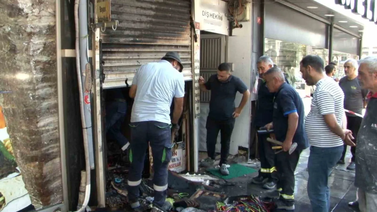 İSTANBUL'UN GAZİOSMANPAŞA İLÇESİNDE BİR AYAKKABICI DÜKKANINDA BULUNAN ELEKTRİK KOFRASINDA YANGIN...