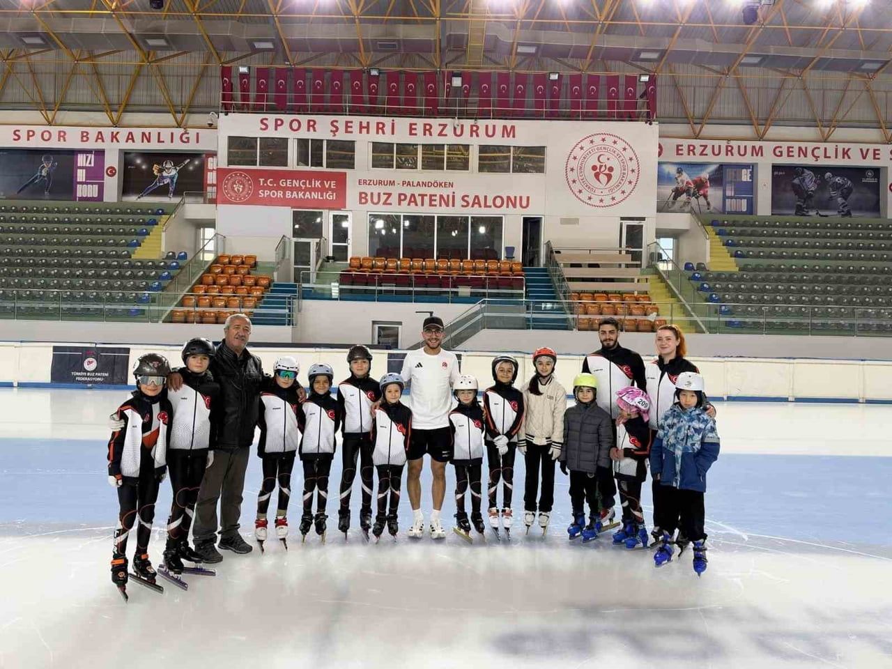 TÜRKİYE BUZ PATENİ FEDERASYONU OLİMPİK SPORCUSU, DÜNYA VE AVRUPA ÜÇÜNCÜSÜ FURKAN AKAR, SHORT TRACK...
