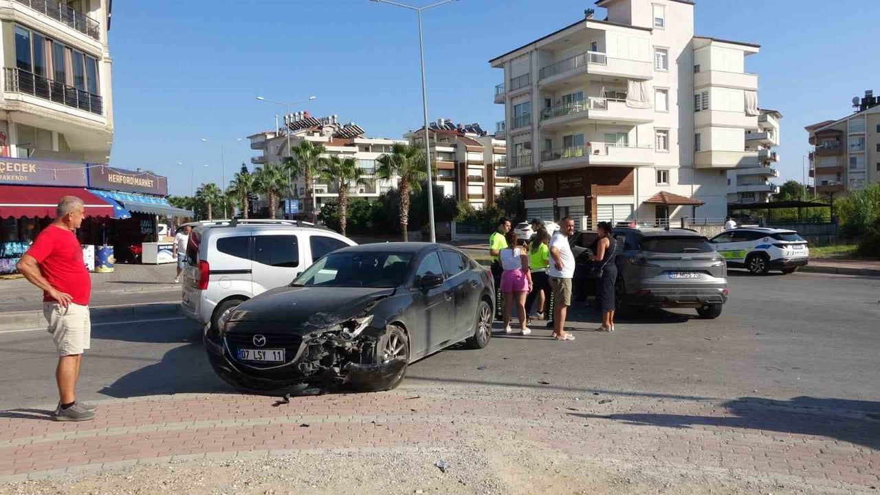 ANTALYA’NIN MANAVGAT İLÇESİNDE MEYDANA GELEN 3 ARAÇLI ZİNCİRLEME KAZADA ŞANS ESERİ YARALANAN...