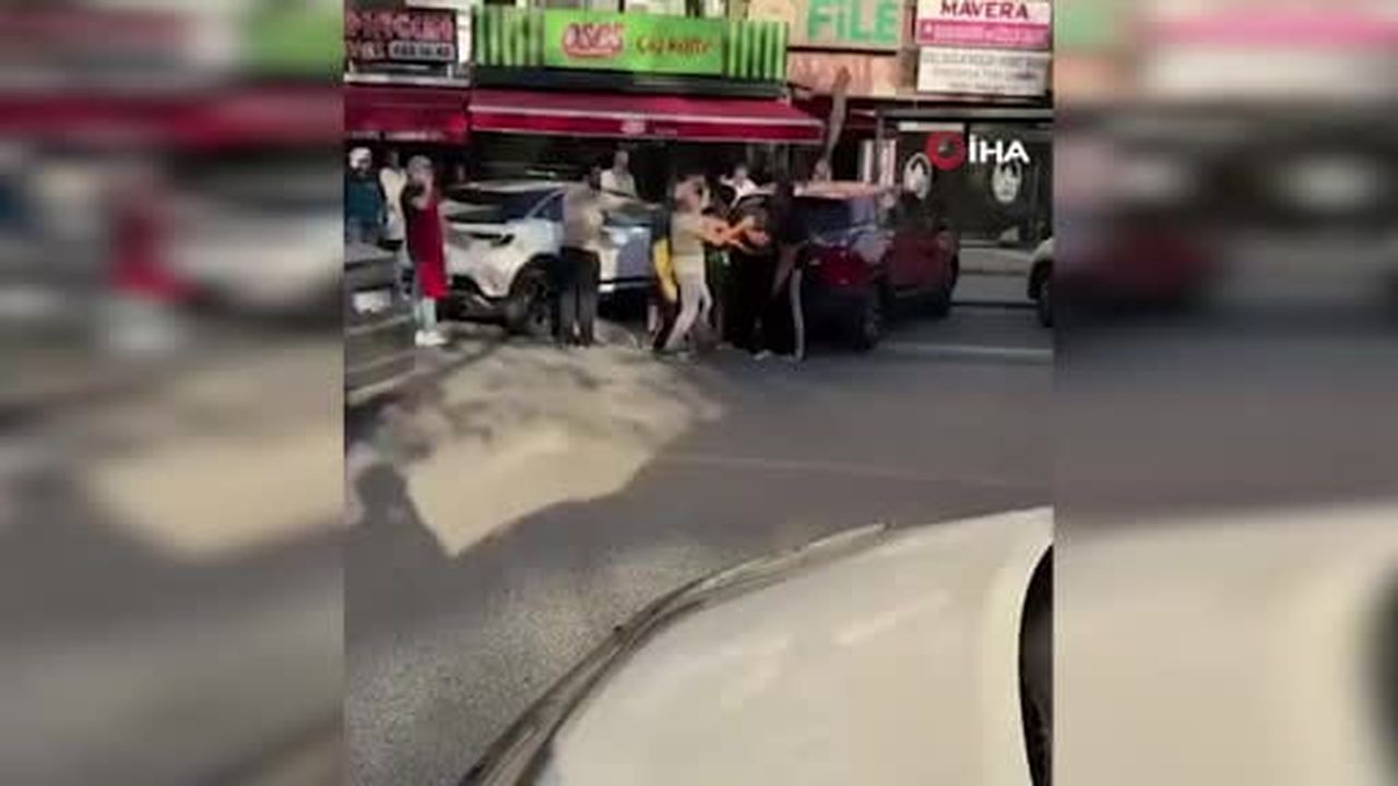 Başakşehir’de esnaf ile motosikletli kurye birbirine girdi: Önlüklerini çıkarmadan yumruklarla...